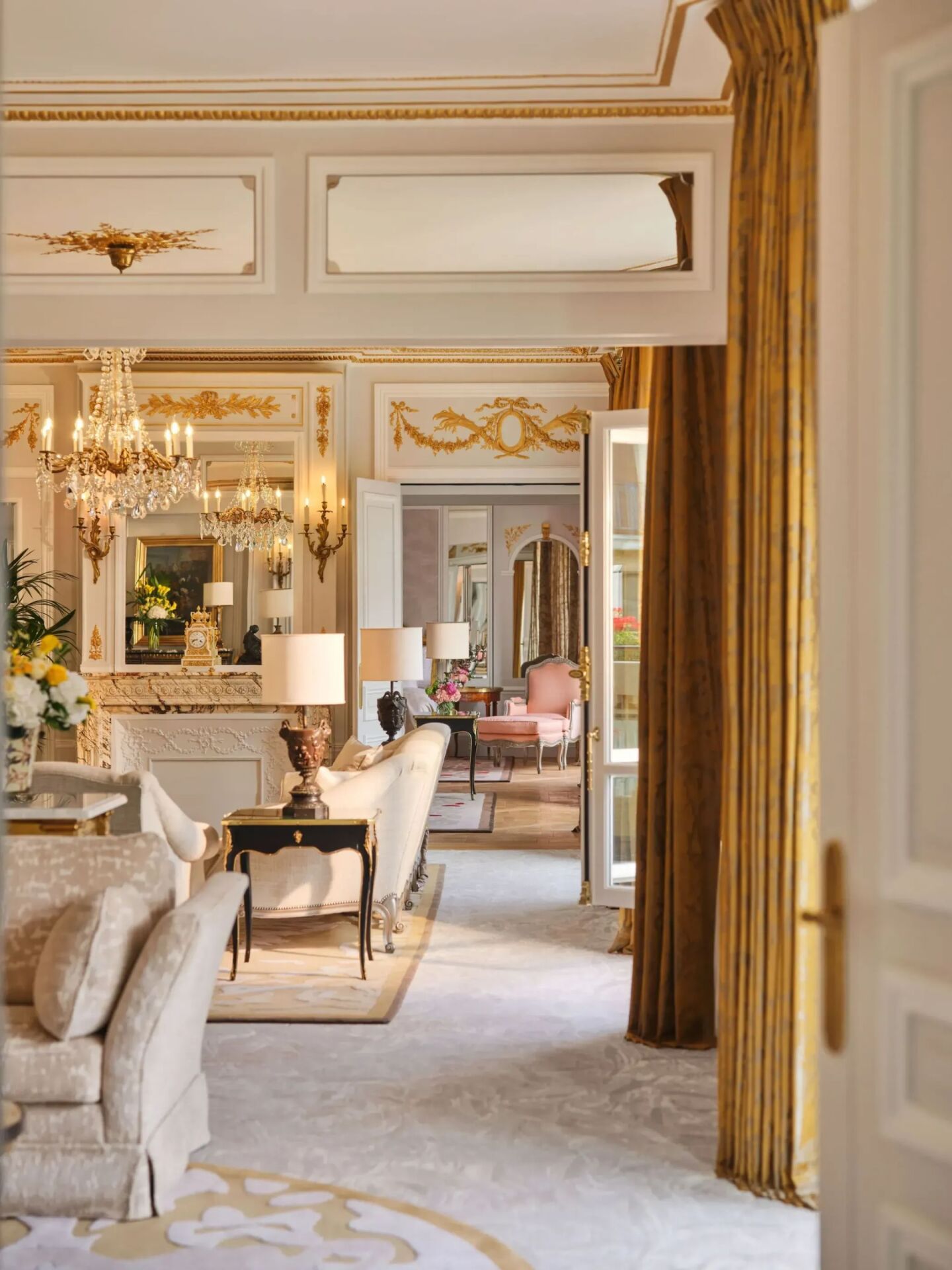 Images of the Royal Suite of the Plaza Athénée 