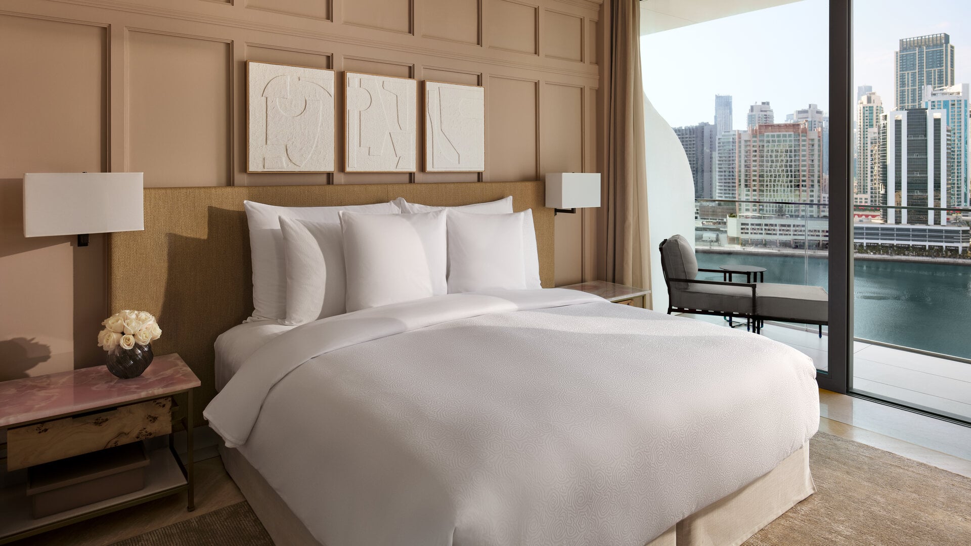 The bed and the downtown's views of Panoramic Suite