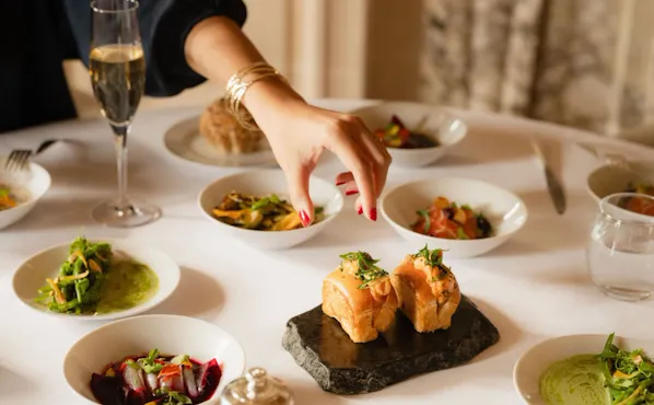 This visuals shows the brunch served in restaurant Le Meurice Alain Ducasse in Le Meurice.