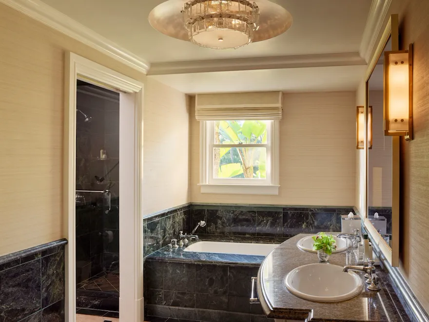 Bathroom in Bungalow Guestroom