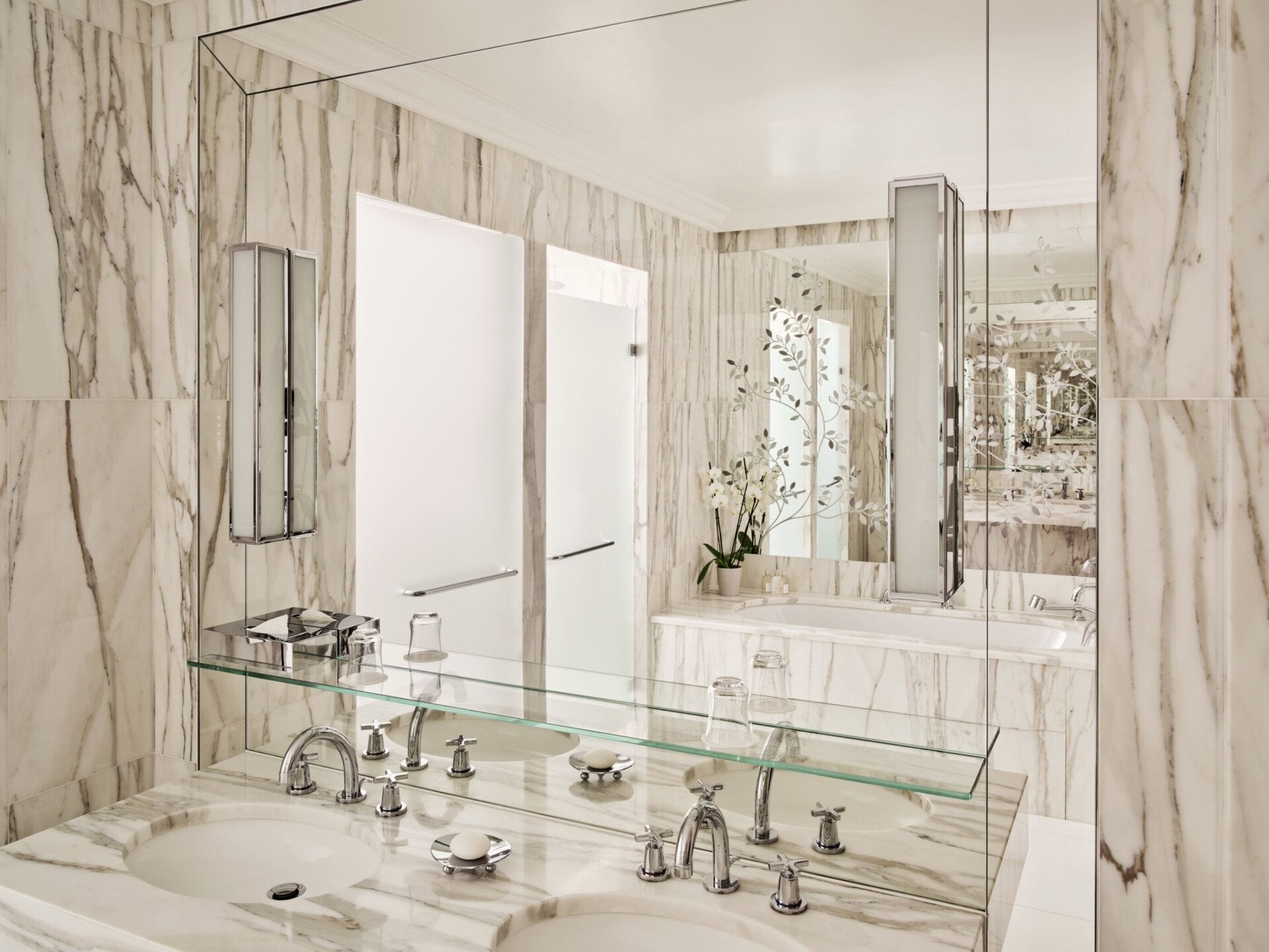 This is the bathroom of the Prestige Suite #463 at the Plaza Athénée.