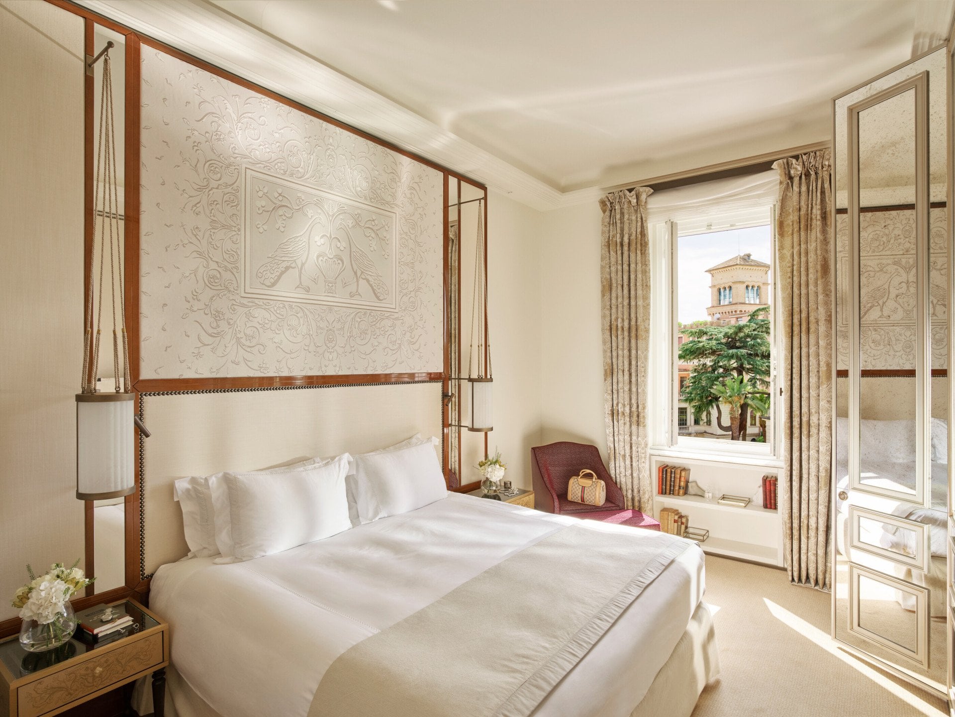Bedroom of Classic suite with view at Hotel Eden, Rome