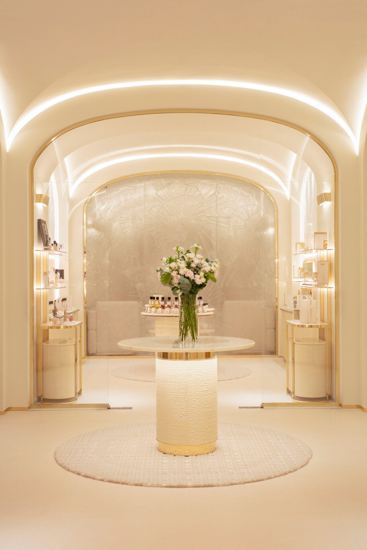 Visual of the shop of the Dior Spa Plaza Athénée in Paris