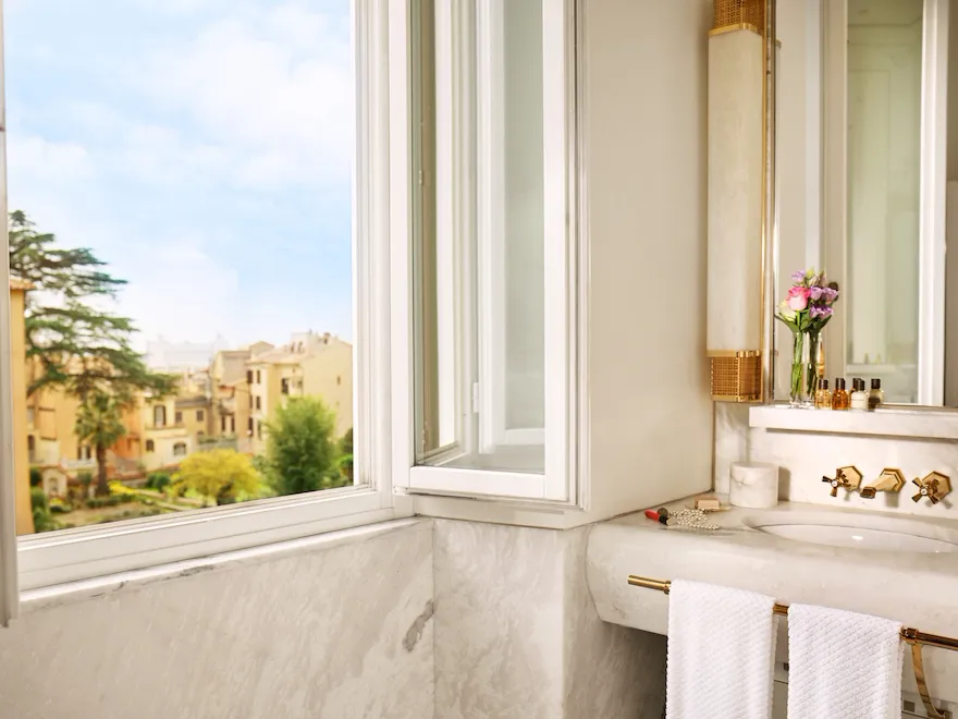 Bathroom of prestige room with view with panoramic view at Hotel Eden