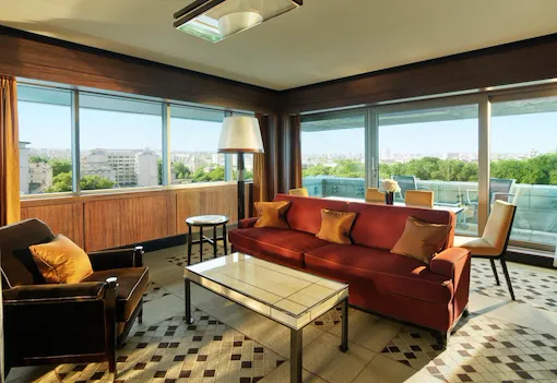 London Balcony Suite-Living room
