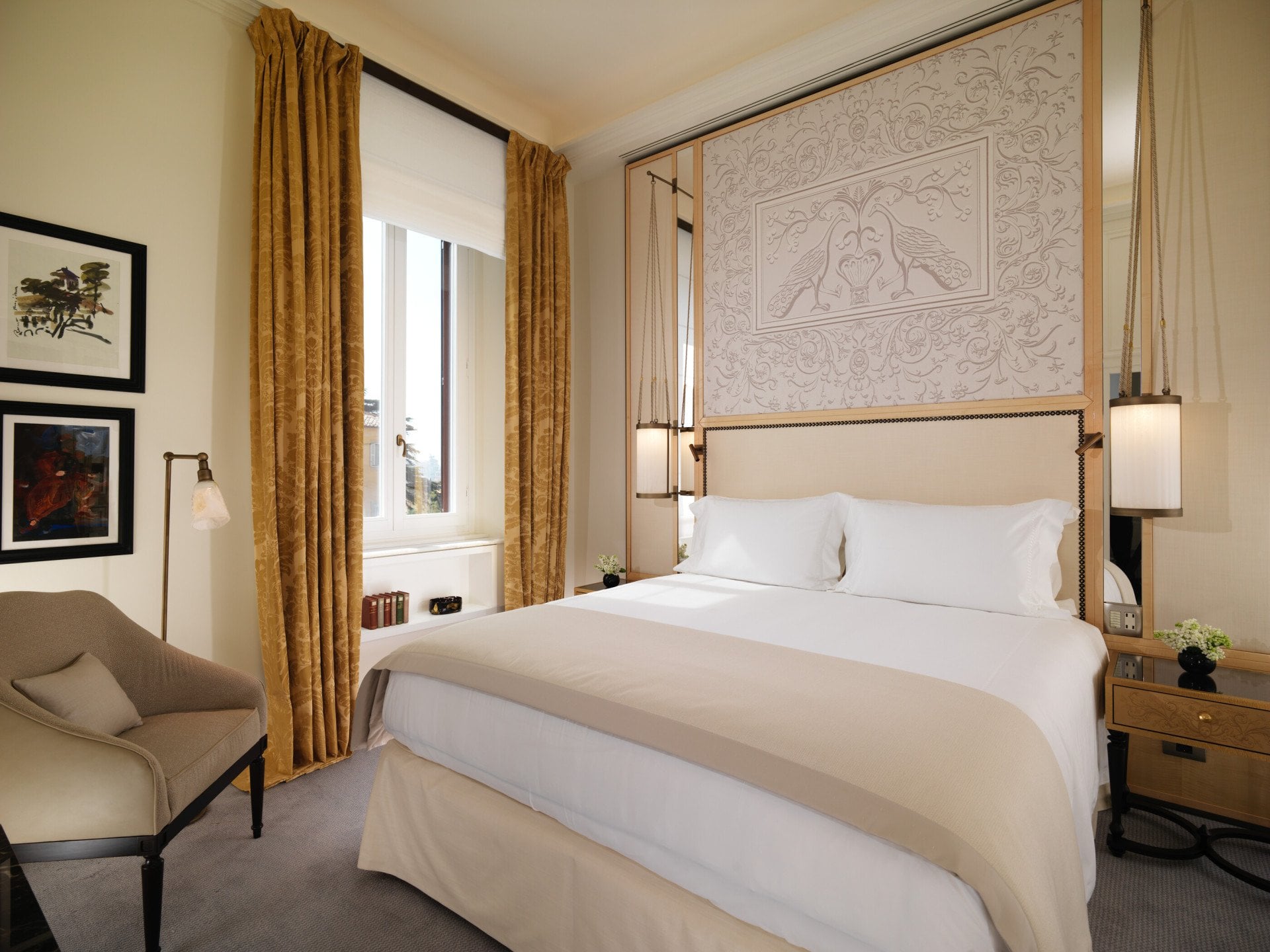 Elegant bedroom of Classic Room with view at Hotel Eden, Rome