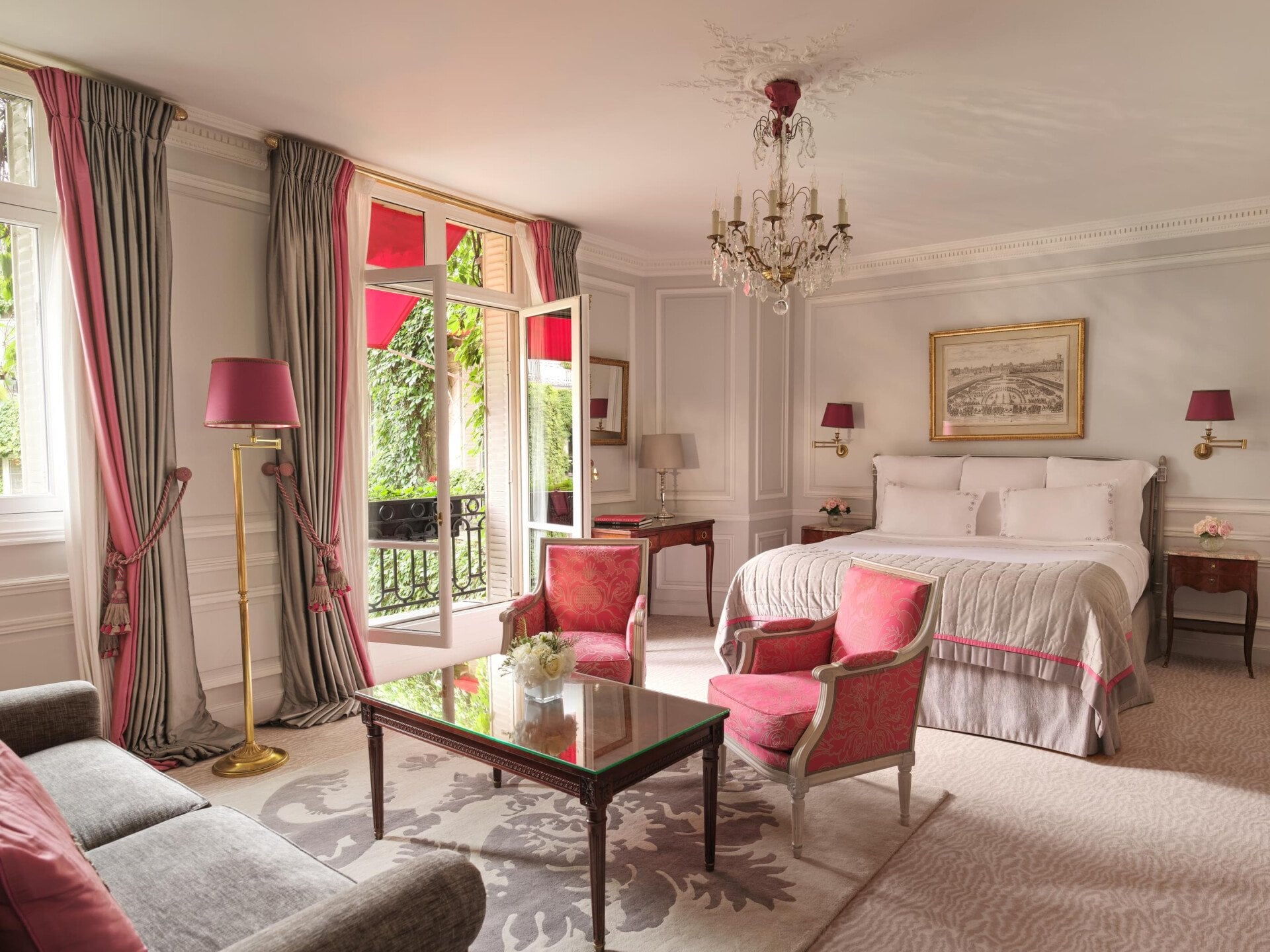 This is the bedroom of the Junior Suite #532 at the Plaza Athénée.