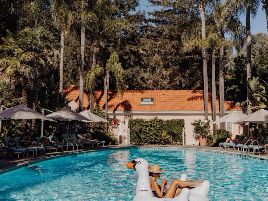 Pool moment with cocktails
