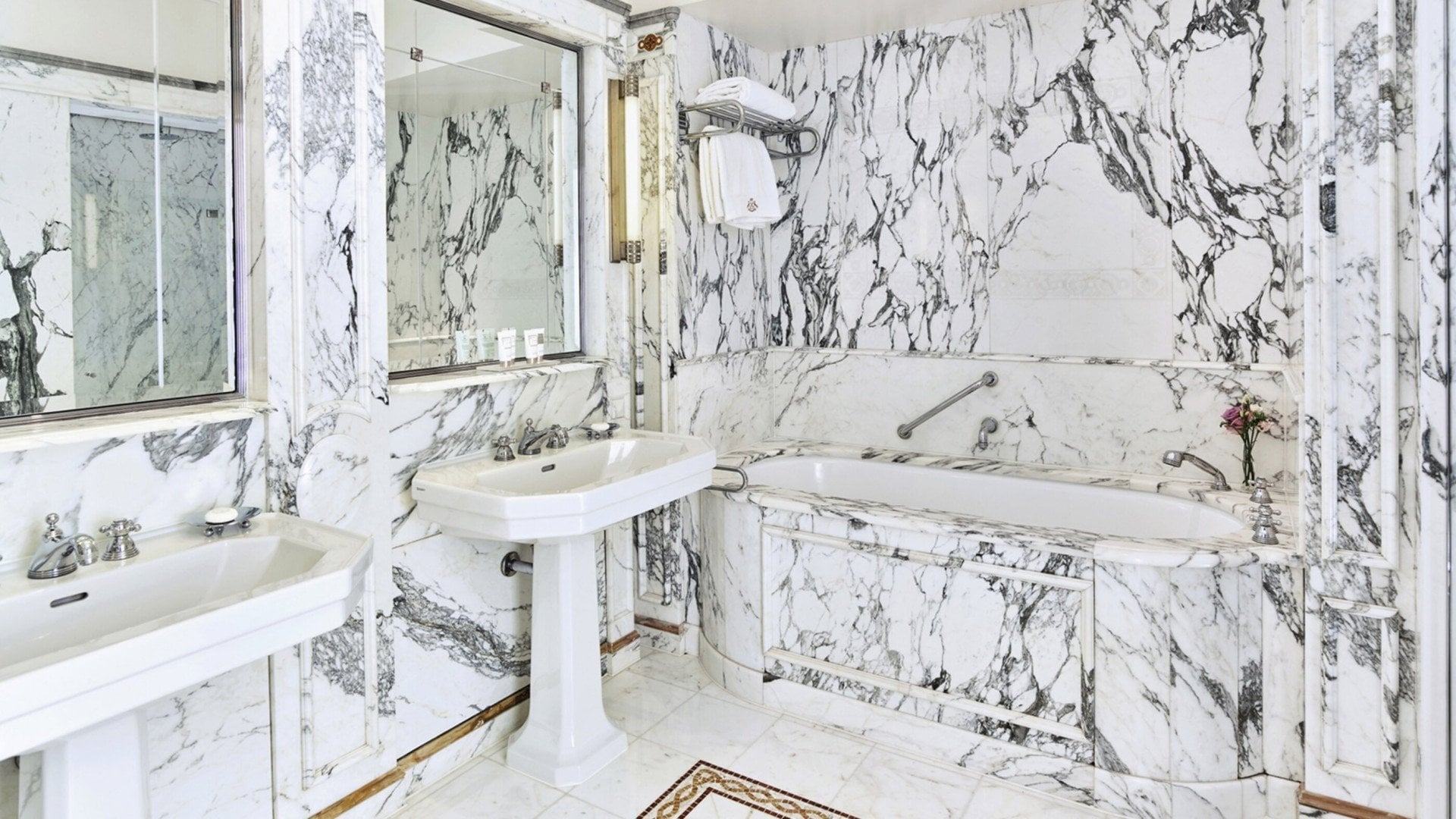 Picture of the Superior Suite Bathroom at Le Meurice